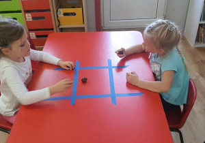 Zosia S i Nikola grają w kółko i krzyżyk.